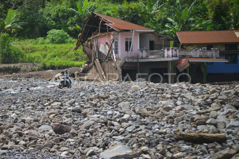 Menyeberangi sungai akibat akses terputus