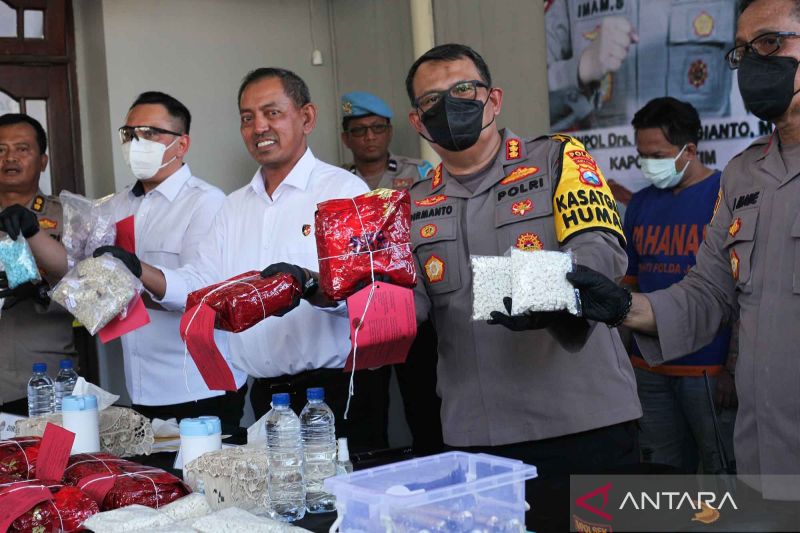 Ditresnarkoba Polda Jawa Timur ungkap kasus produksi Narkoba di Surabaya
