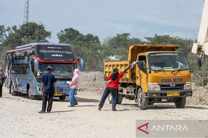 Aksi bagi-bagi masker di Jalan Trans Palu-Donggala