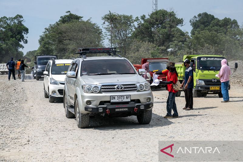 Aksi bagi-bagi masker di Jalan Trans Palu-Donggala