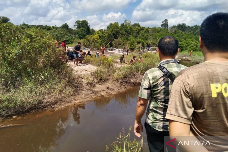 Polisi Bangka Barat hentikan tambang liar bijih timah di Desa Peradong