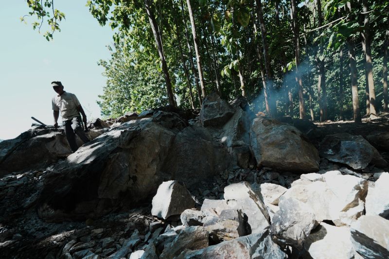 Penambang batu gunung tradisional di Pulau Kabaena