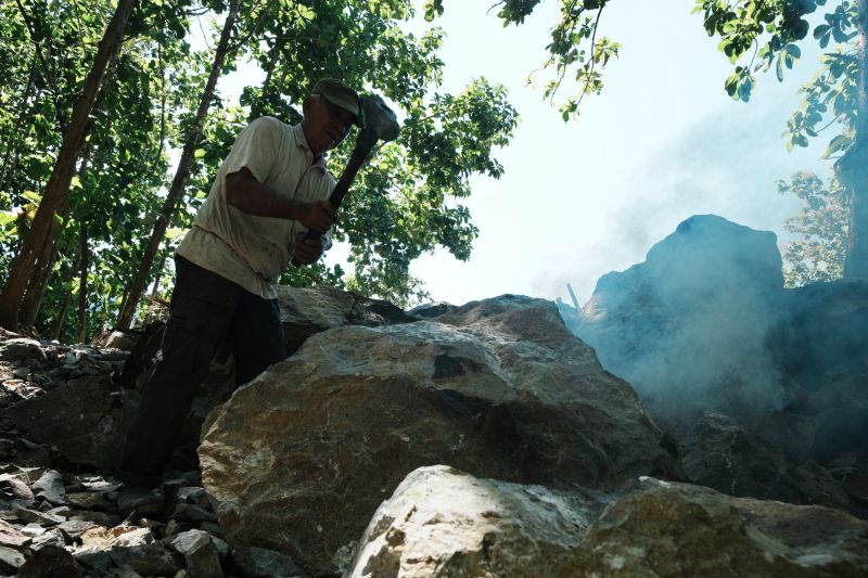 Penambang batu gunung tradisional di Pulau Kabaena