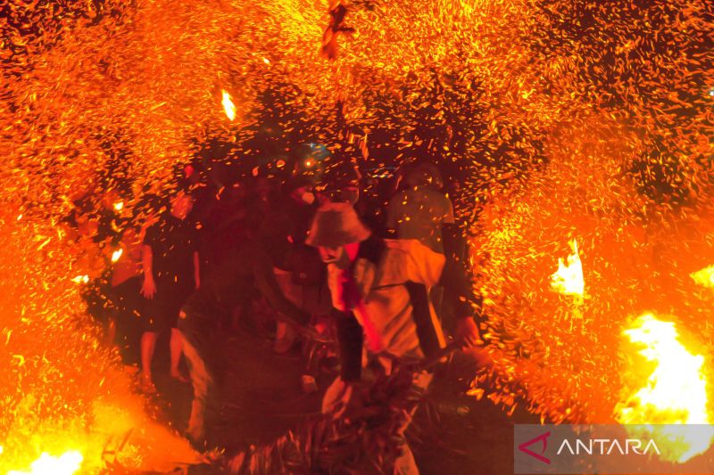 Tradisi perang obor di Jepara