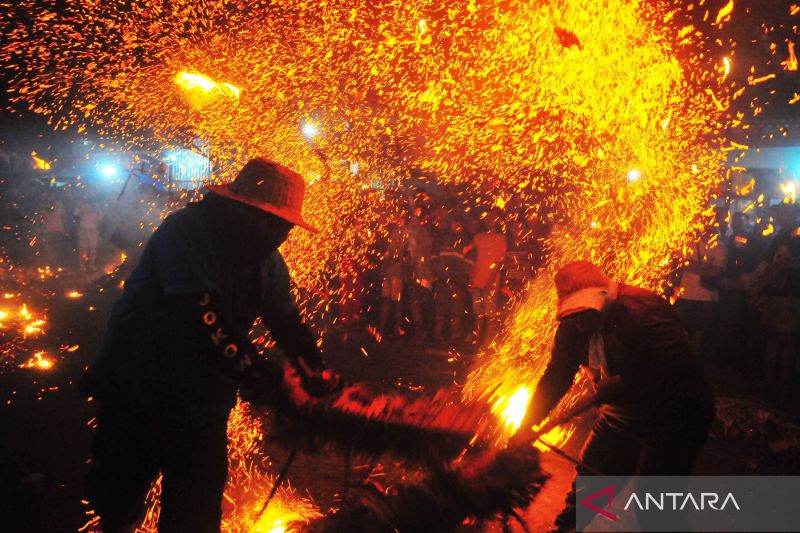 Tradisi perang obor di Jepara