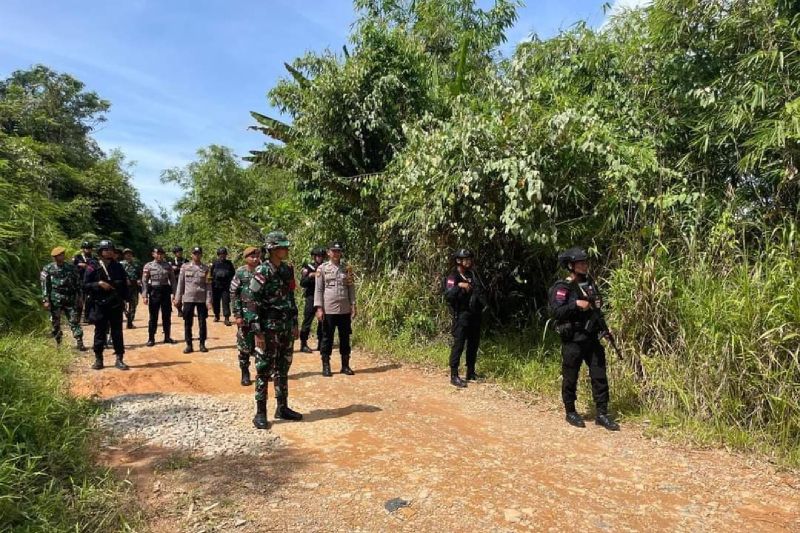 Satgas Pamtas dan Brimob patroli di Entikong perbatasan RI-Malaysia