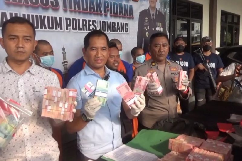Polres Jombang tangkap pengedar uang palsu lebih semiliar