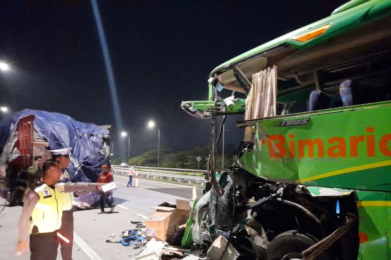 Bus pariwisata tabrak truk di Tol Jombang dua meninggal