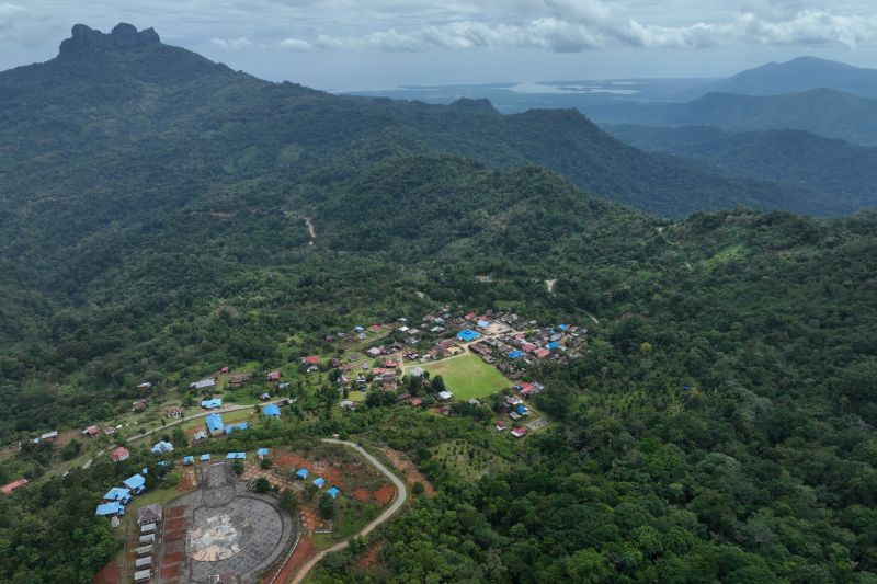 Wisata tangkeno negeri di awan Pulau Kabaena