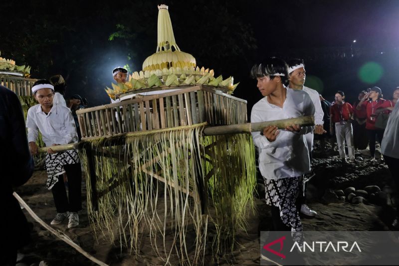 Ritual Larung Pelita Purnama Sidhi