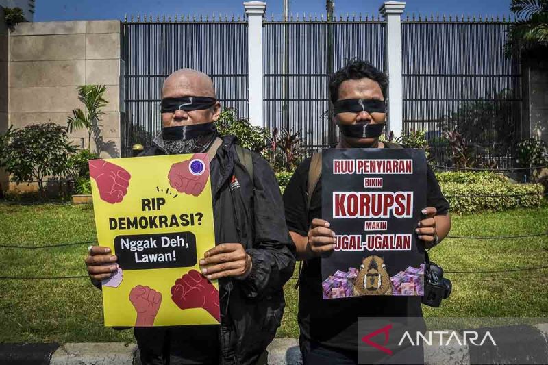 Aksi wartawan tolak revisi UU Penyiaran di Jakarta