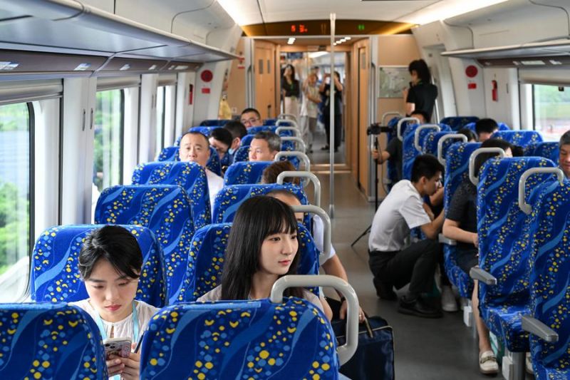 Jalur kereta antarkota terpanjang di China mulai beroperasi