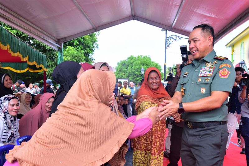 Panglima TNI salurkan bantuan sembako kepada warga Pulau Penyengat