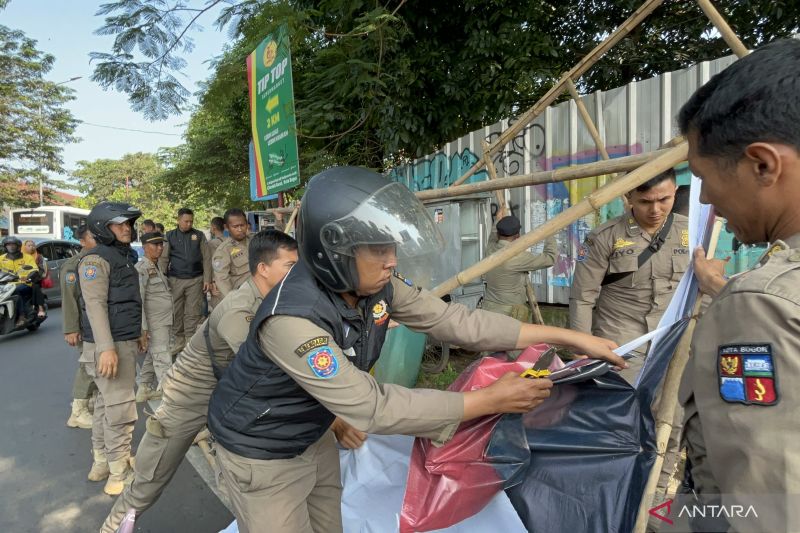 Pemkot Bogor tertibkan ratusan spanduk bacawalkot tak berizin