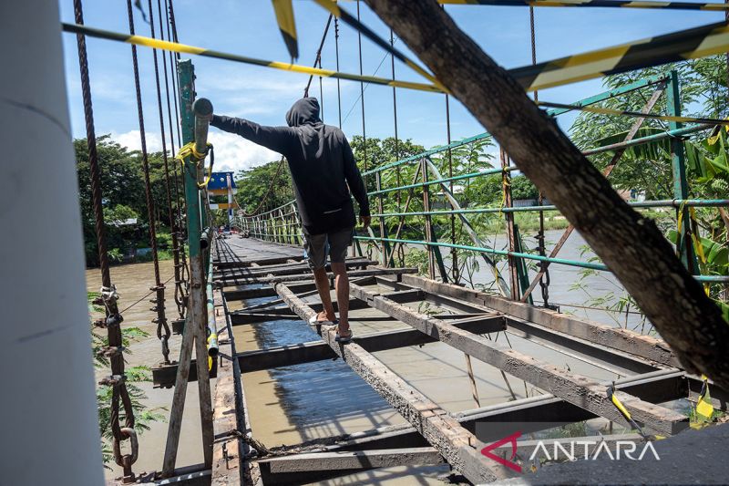 Revitalisasi jembatan gantung di Palu