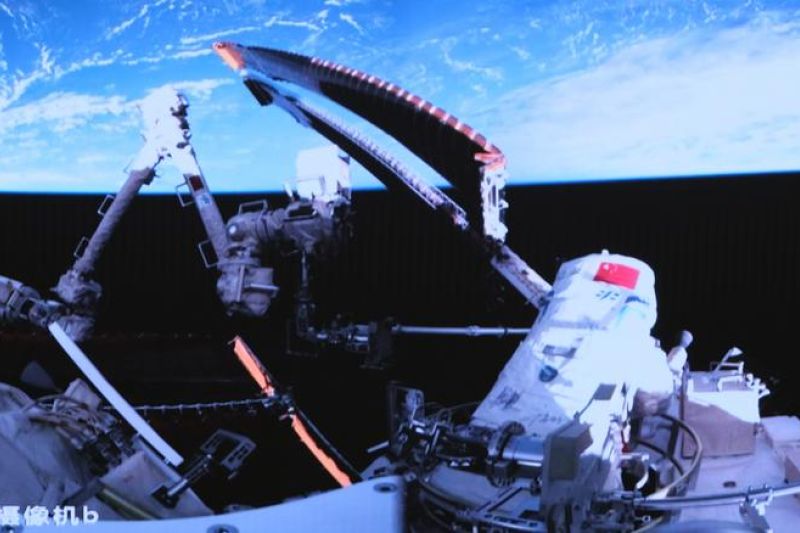 Kru Shenzhou-18 rampungkan 'spacewalk' pertama