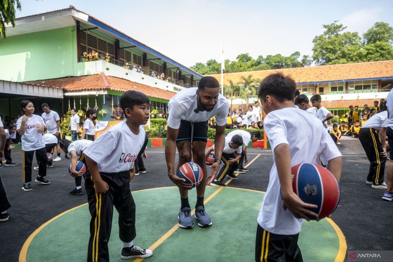Pemain NBA beri pelatihan ke siswa SD