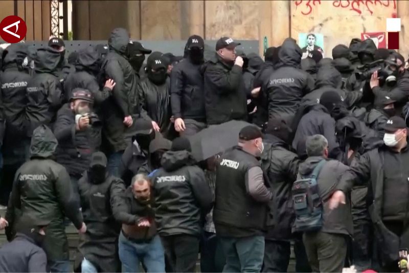 Bentrokan Polisi dan pengunjuk rasa di luar gedung parlemen Georgia