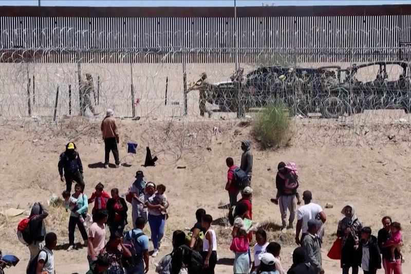 petugas-perbatasan-texas-halau-para-migran-dari-pagar-batas-negara