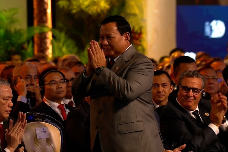 Presiden Jokowi perkenalkan Prabowo ke delegasi World Water Forum