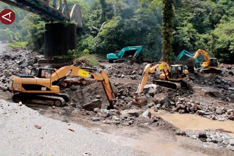 Pemulihan jalan lintas Sumatera di Silaiang terus dikebut