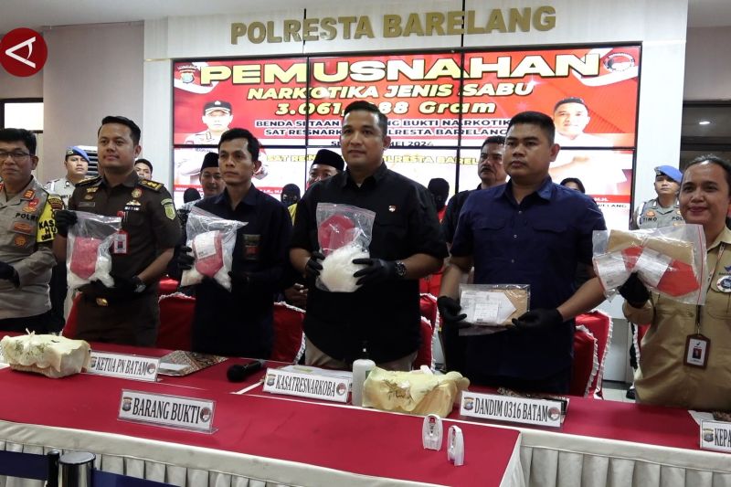 Polresta Barelang musnahkan 3 kilogram sabu dan tangkap 7 tersangka