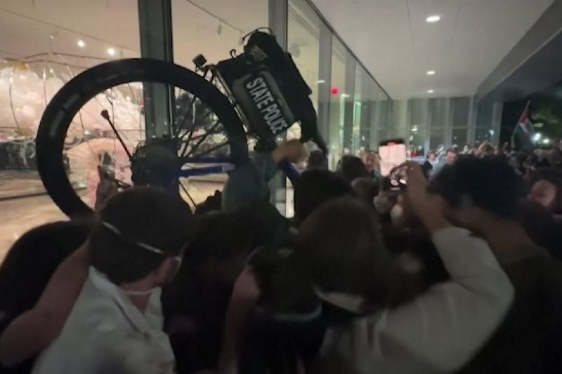 Polisi halau paksa demonstran Pro-Palestina di Michigan dengan sepeda