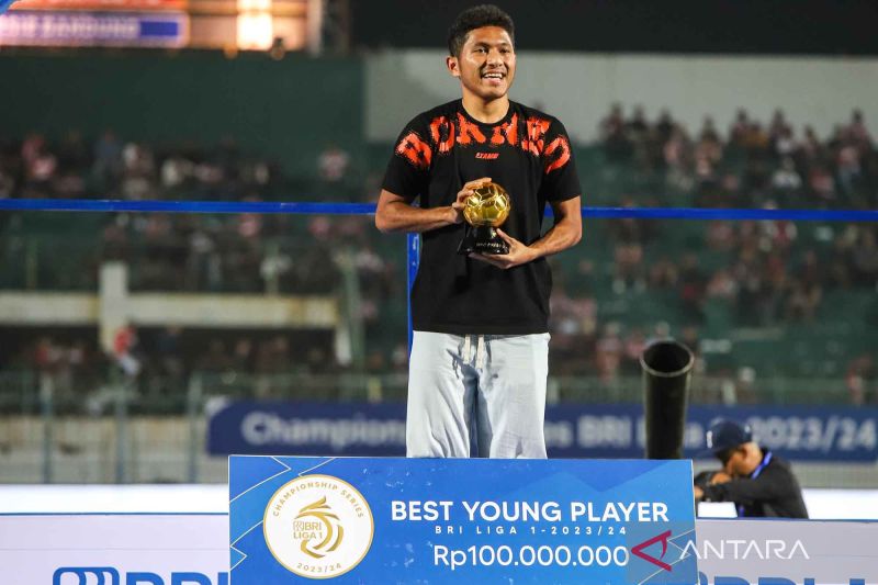 Pesepak bola Borneo FC Fajar Fathur Rahman raih pemain muda terbaik Liga 1