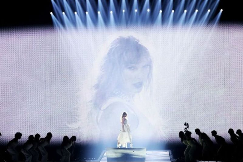 Taylor Swift dukung Cara Delevingne tampil dalam kabaret di London