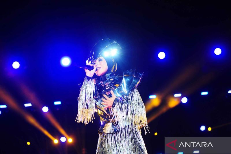 Penampilan Melly Goeslaw dalam konser di Kuala Lumpur