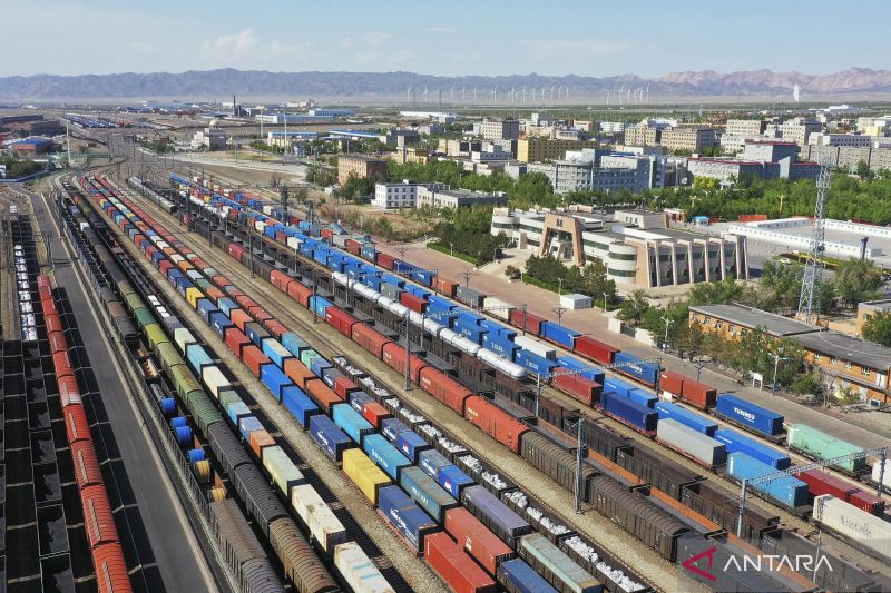 Penampakan kereta barang dengan 6.400 perjalanan rute China-Eropa