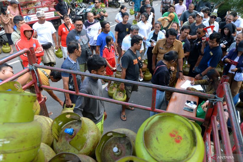 Operasi pasar gas elpiji 3 kg di Bali