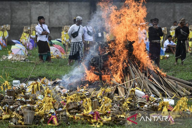 Upacara Ngaben massal di Palembang