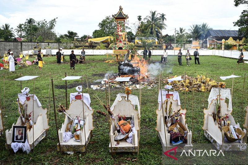 Upacara Ngaben massal di Palembang