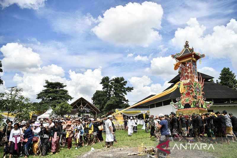 Upacara Ngaben massal di Palembang