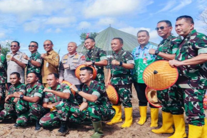 Pemkot Banjarbaru bantu TNI AD sediakan alat pertanian