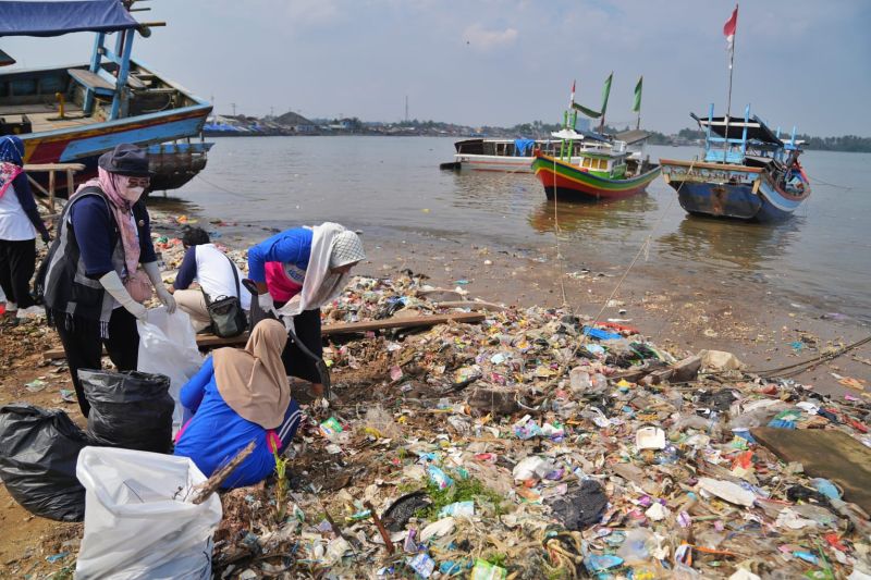 PGNgelar aksi bersih sampah di Pantai Teluk Labuan Banten