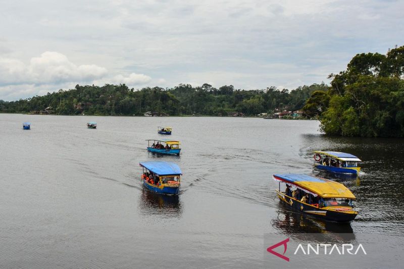 Destinasi wisata alam danau dan wisata religi Situ Lengkong, Kecamatan Panjalu, Kabupaten Ciamis, Jawa Barat. (ANTARA/Adeng Bustomi)