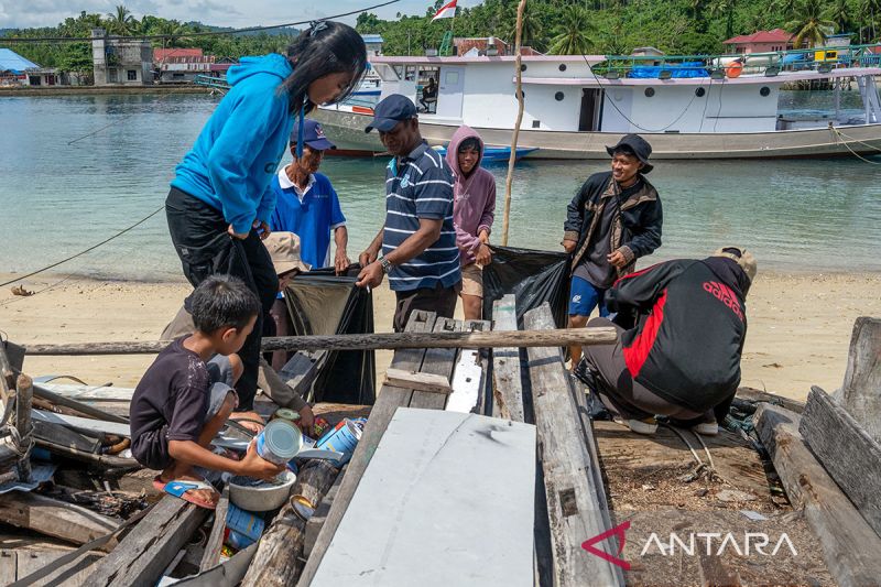 Aksi bersih pantai di Pulau Pangalasiang