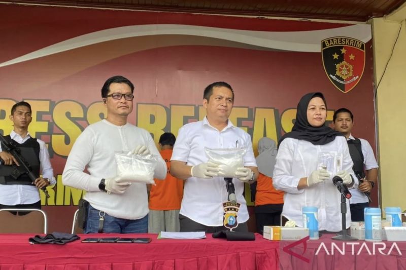 Polres Pekanbaru-Riau ungkap jaringan pengiriman 2 kg sabu ke Makassar