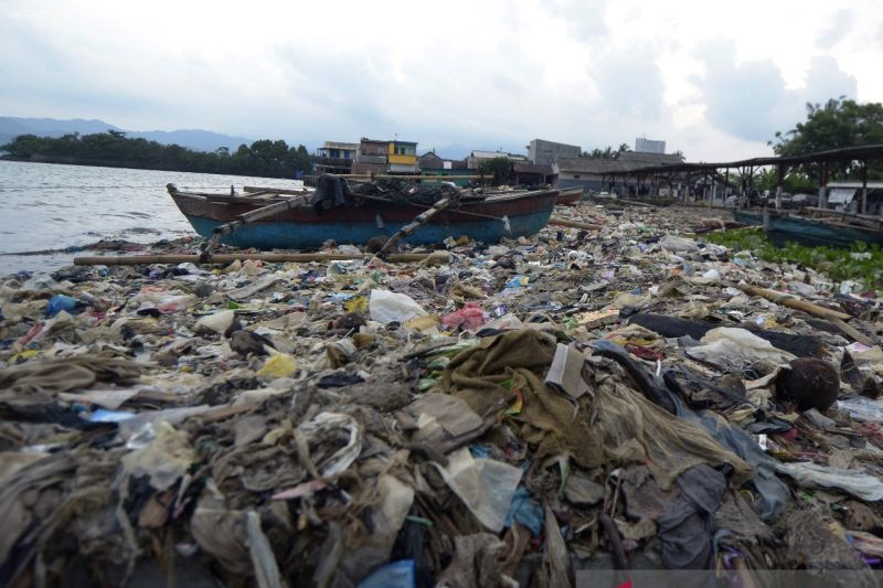 Sampah plastik cemari pantai Bandarlampung