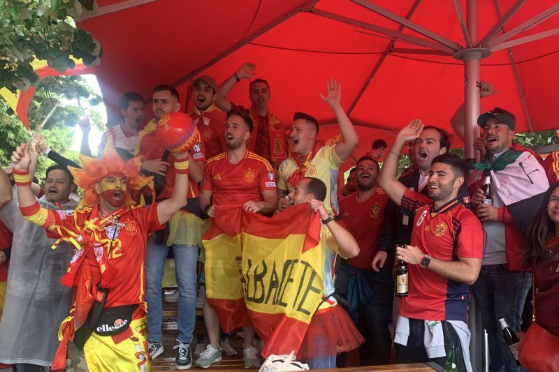 Suporter Spanyol yakin La Furia Roja kalahkan Kroasia