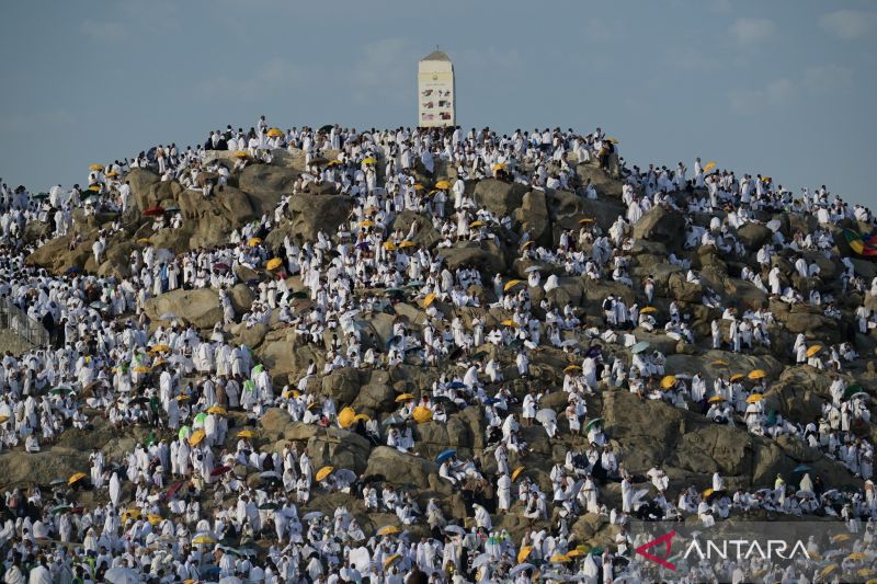 Umat muslim padati Jabal Rahmah jelang wukuf