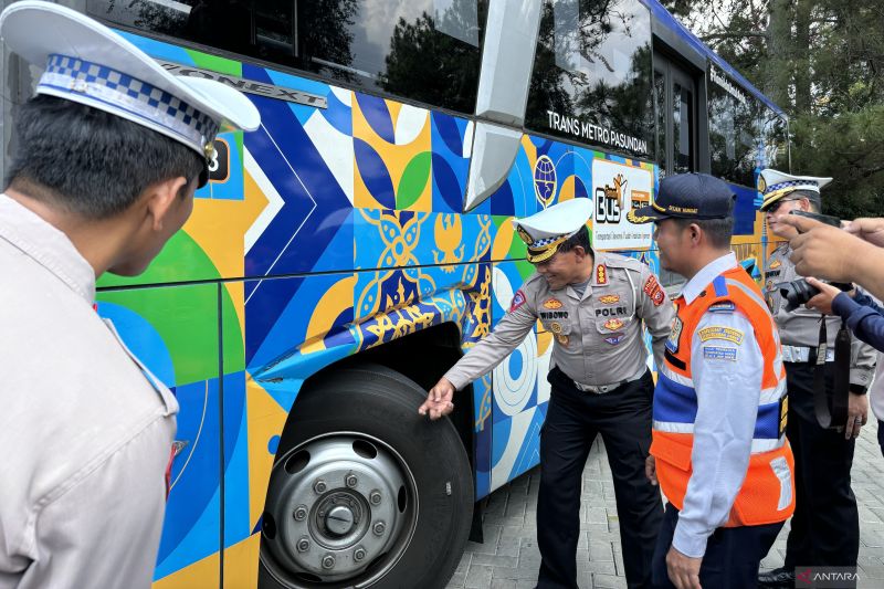 Polda Jabar uji kelaikan bus pariwisata di Sumedang jelang Idul Adha