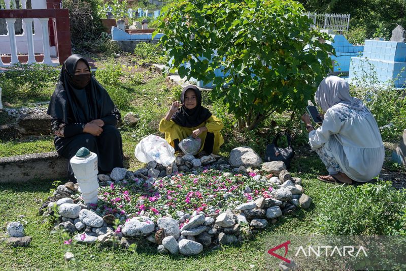 Tradisi ziarah kubur pada Idul Adha di Palu