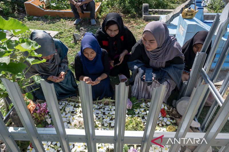 Tradisi ziarah kubur pada Idul Adha di Palu