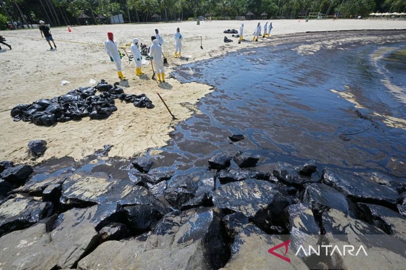 Tumpahan minyak akibat tabrakan kapal di perairan Singapura