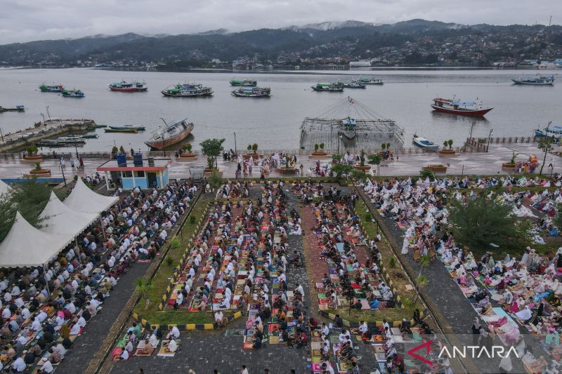 Shalat Idul Adha di Teluk Kendari