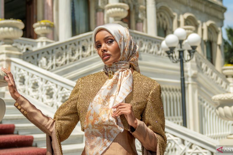 Buttonscarves gandeng Halima Aden untuk koleksi The Crown Series
