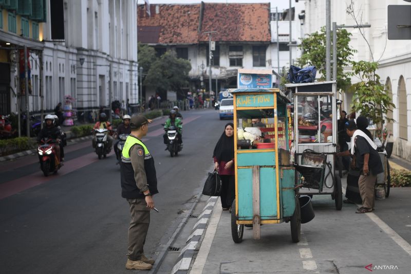 Legislator: Perlu ketegasan Satpol PP DKI tertibkan PKL